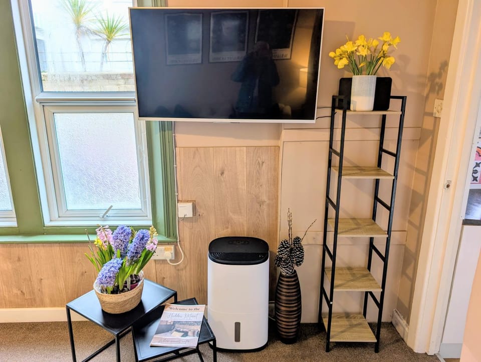 Hidden Retreat - Studio 4 minutes to the beach! Pet friendly! Apartment in Weymouth