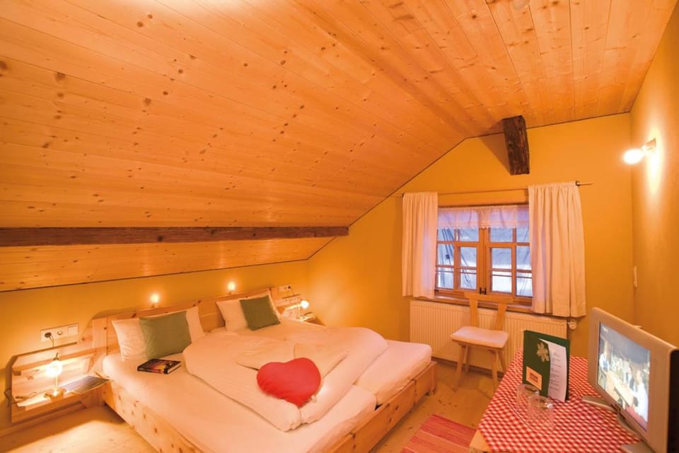 TV and multimedia, Photo of the whole room, Bedroom