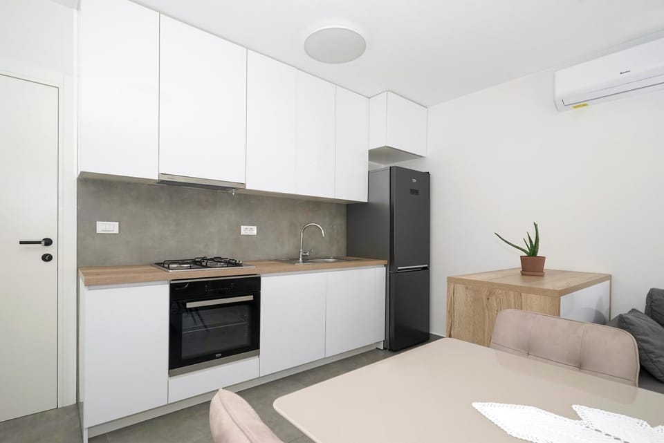 Kitchen or kitchenette, Dining area, pet friendly, stove, air conditioner