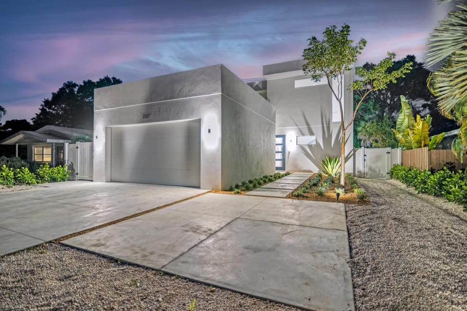Tamiami Vice - Luxury Siesta Key Home with Heated Pool & Prime Location – Book Your Escape Today! House in Sarasota