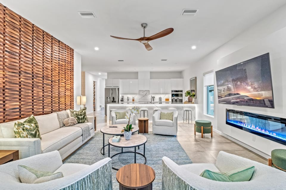 Tamiami Vice - Luxury Siesta Key Home with Heated Pool & Prime Location – Book Your Escape Today! House in Sarasota