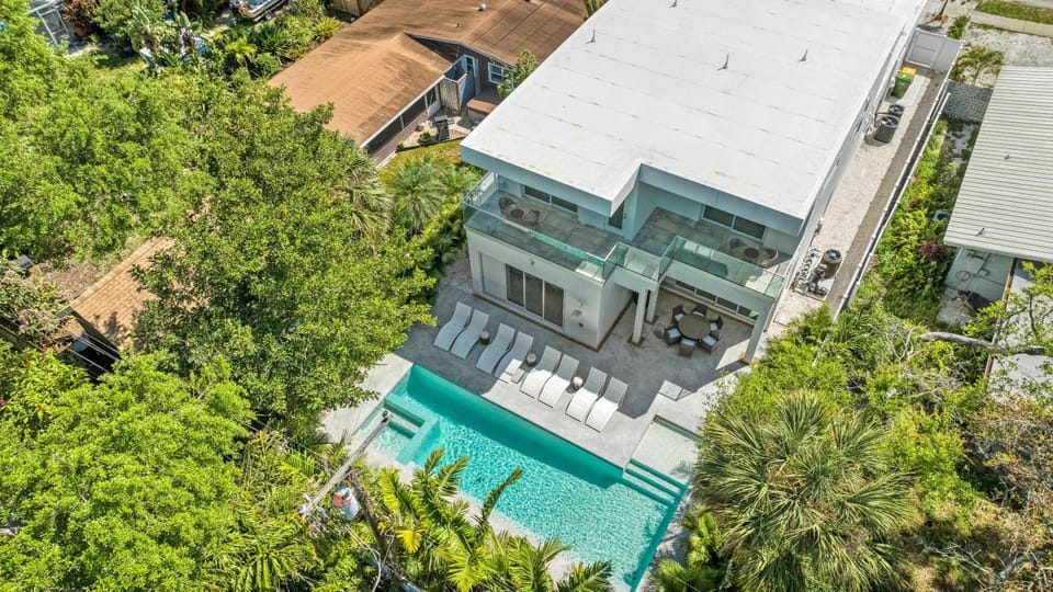 Tamiami Vice - Luxury Siesta Key Home with Heated Pool & Prime Location – Book Your Escape Today! House in Sarasota