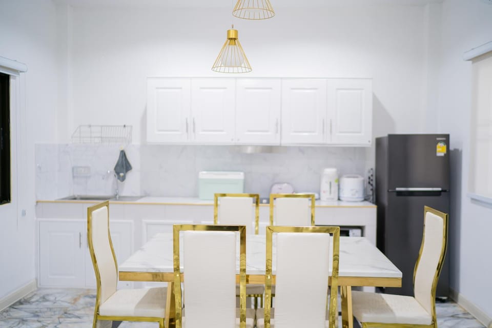 Kitchen or kitchenette, Dining area, minibar