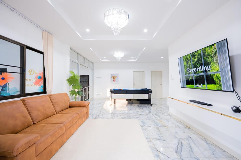 Communal lounge/ TV room, TV and multimedia, Living room