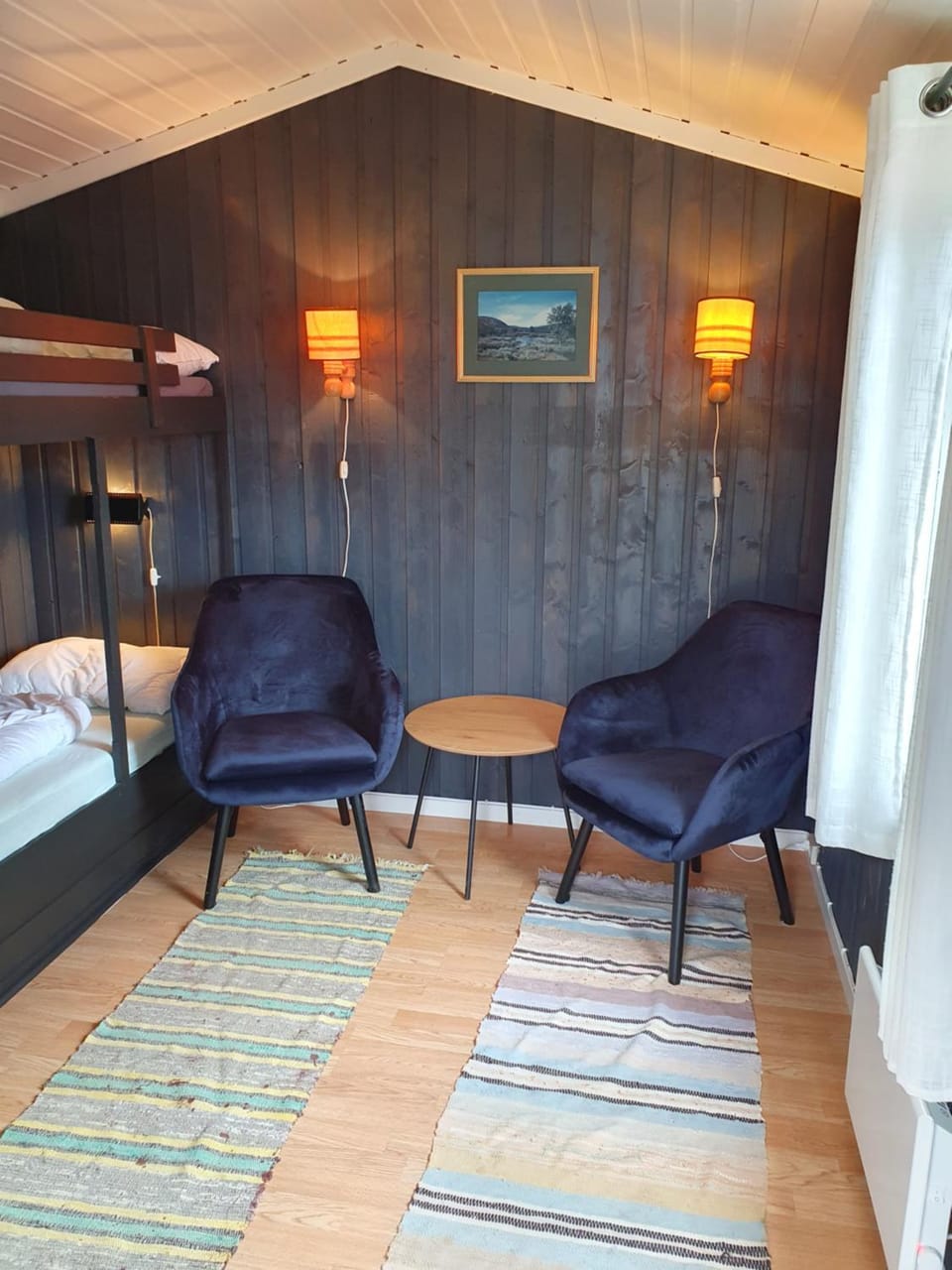 Photo of the whole room, Seating area