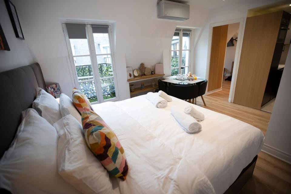 Bed, Bedroom, towels, air conditioner