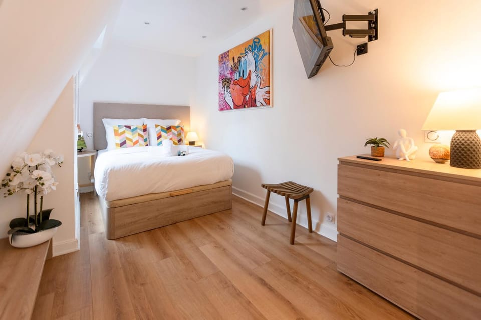 Bed, Photo of the whole room, Bedroom