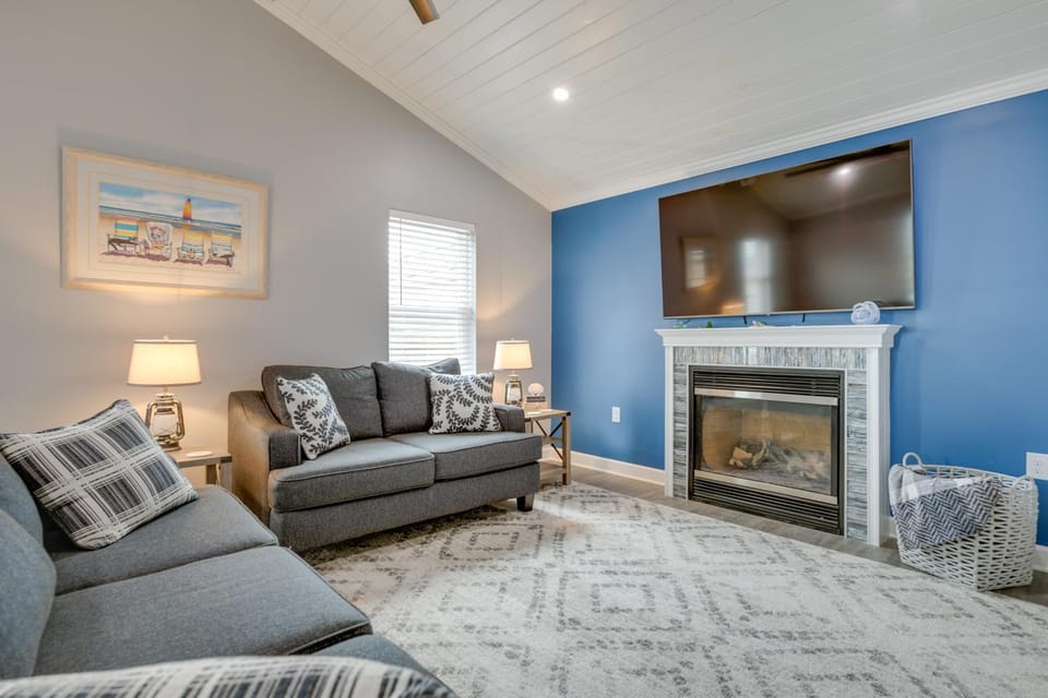 Angola Vacation Rental, Walk to Lake Erie Beach! House in Lake Erie