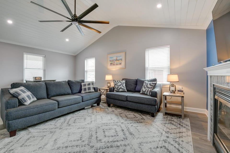 Angola Vacation Rental, Walk to Lake Erie Beach! House in Lake Erie