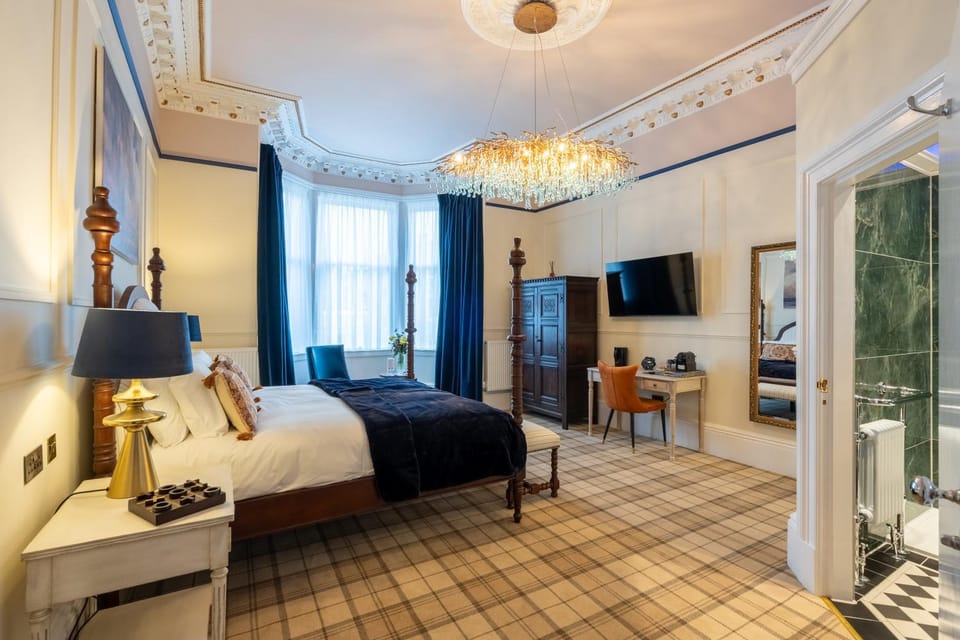 Photo of the whole room, Bedroom