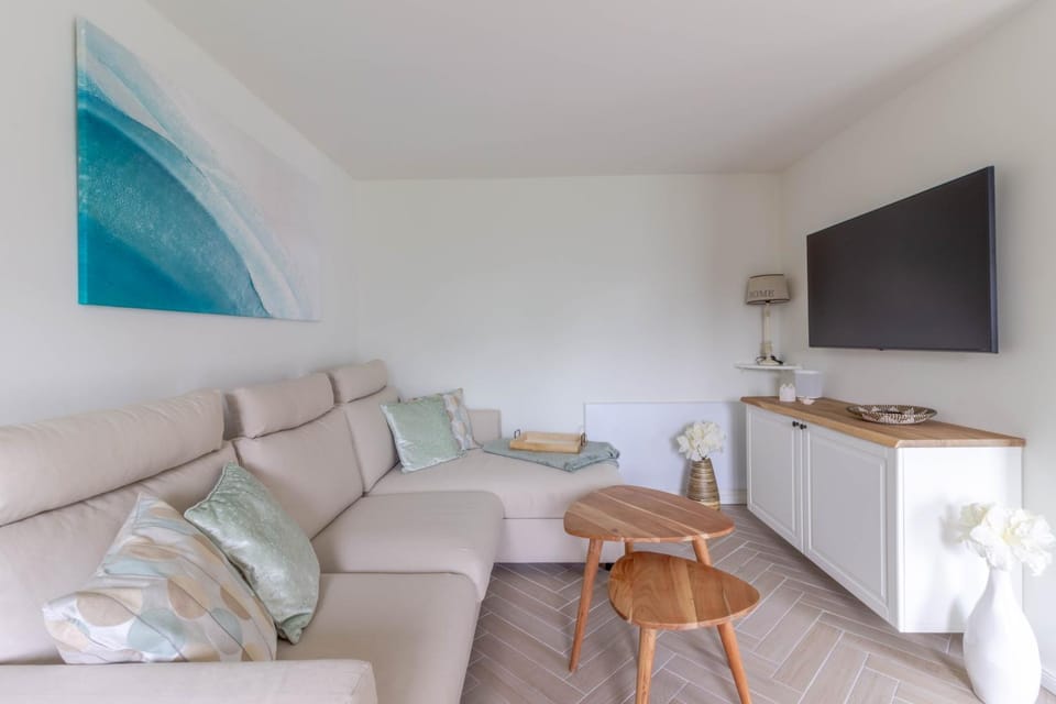 Communal lounge/ TV room, TV and multimedia, Living room, Seating area, Evening entertainment