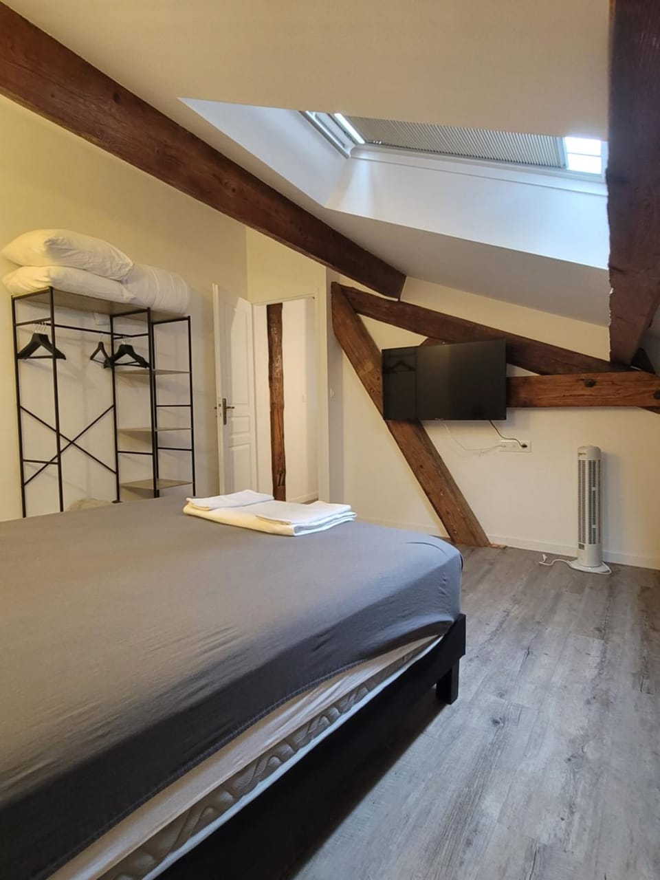 Bed, TV and multimedia, Photo of the whole room, Bedroom