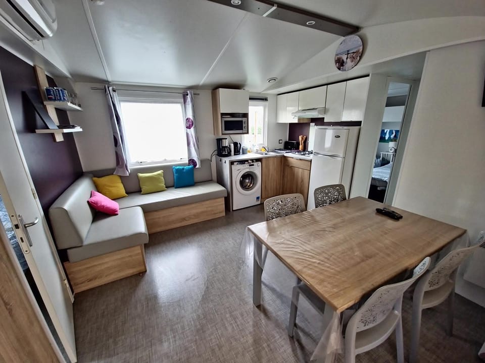 TV and multimedia, Kitchen or kitchenette, Living room, Dining area, stove, washing machine