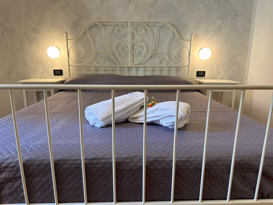 Bed, Photo of the whole room, towels