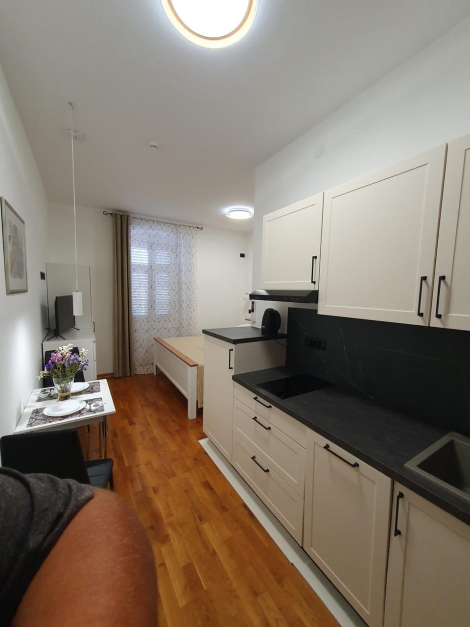 Kitchen or kitchenette, minibar, stove