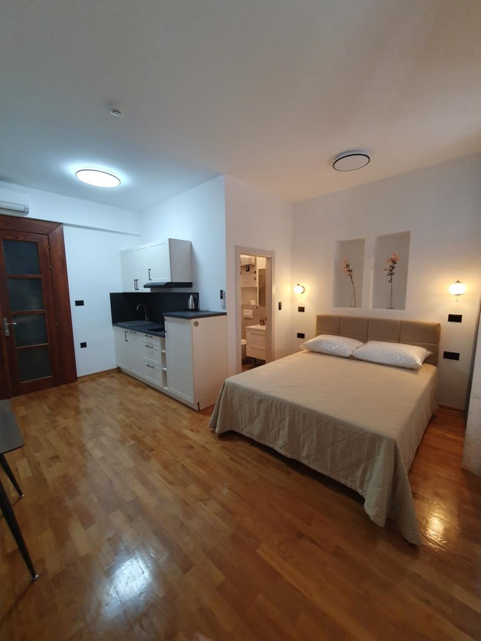 Bed, Kitchen or kitchenette, Photo of the whole room, Bedroom, minibar, stove