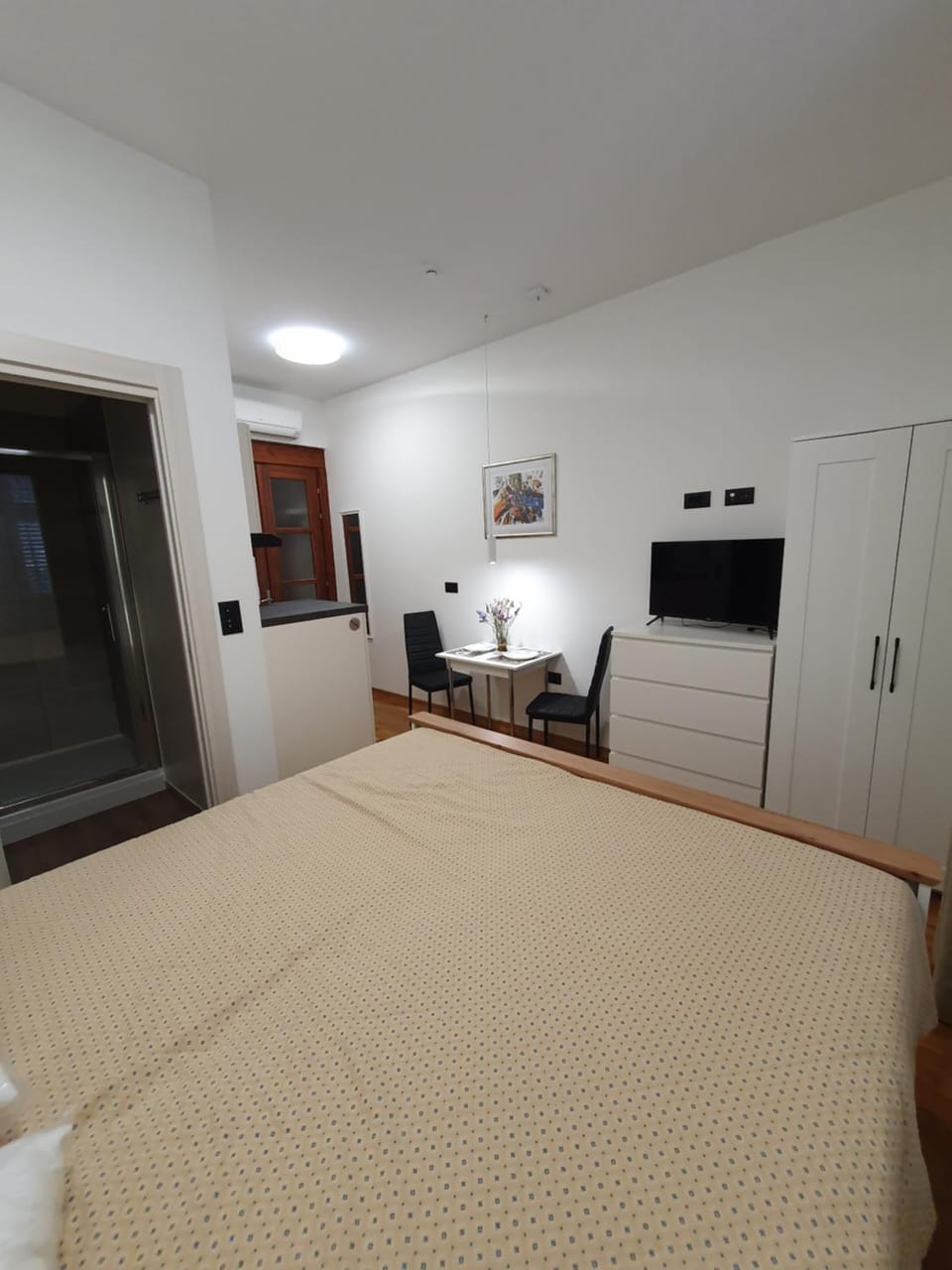 Communal lounge/ TV room, Bed, TV and multimedia, Photo of the whole room, Bedroom, wardrobe
