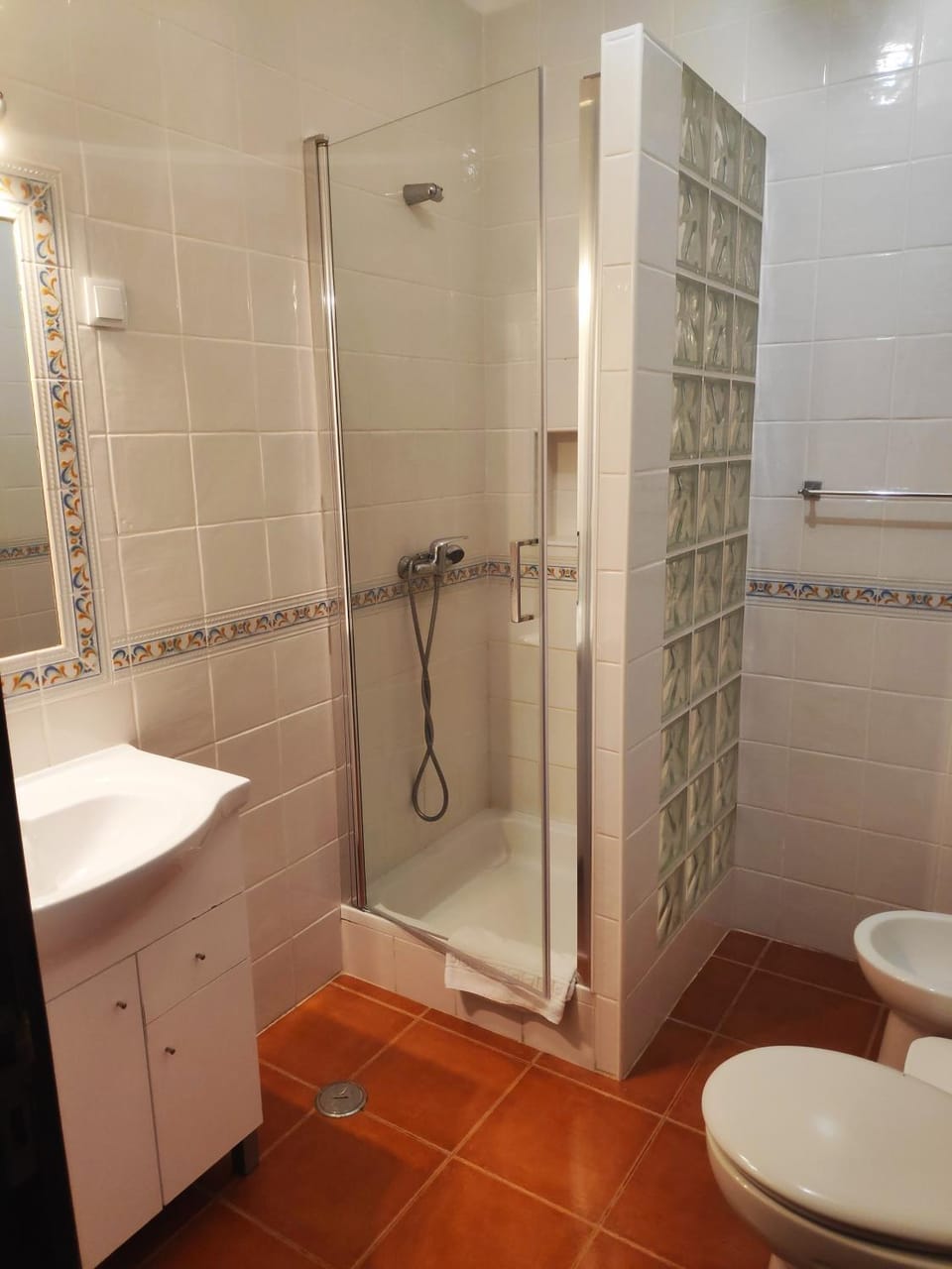 Shower, Toilet, Bathroom, bidet, towels
