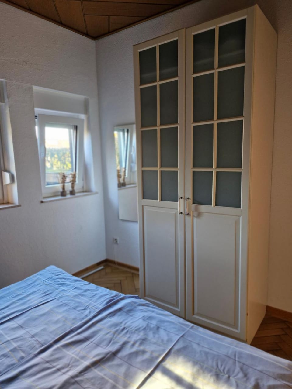 Photo of the whole room, Bedroom, wardrobe
