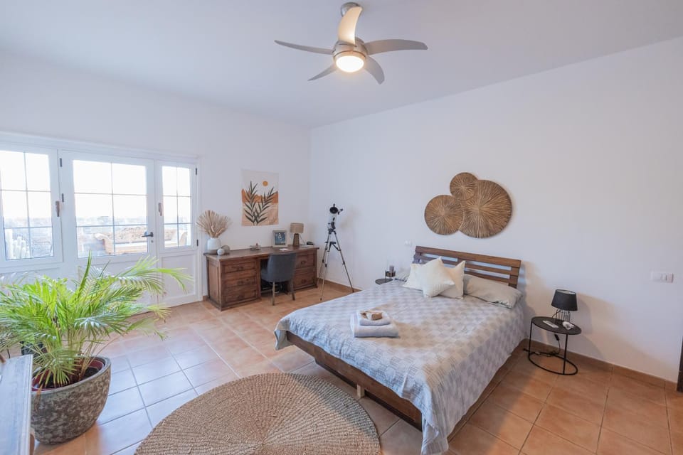Bed, Photo of the whole room, Seating area, Bedroom, towels