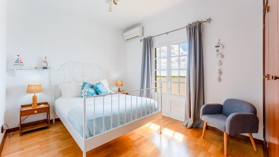 Bed, Living room, Photo of the whole room, Bedroom, air conditioner