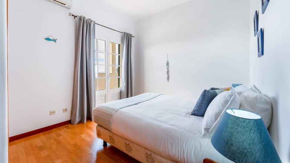 Bed, Photo of the whole room, Bedroom, air conditioner