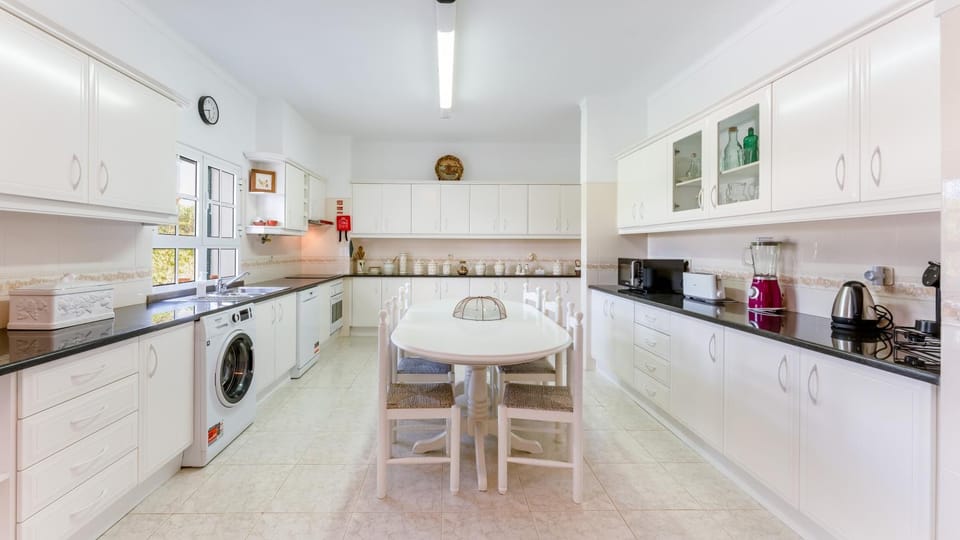 Coffee/tea facilities, Kitchen or kitchenette, Dining area, dishwasher, minibar, pet friendly, stove, toaster