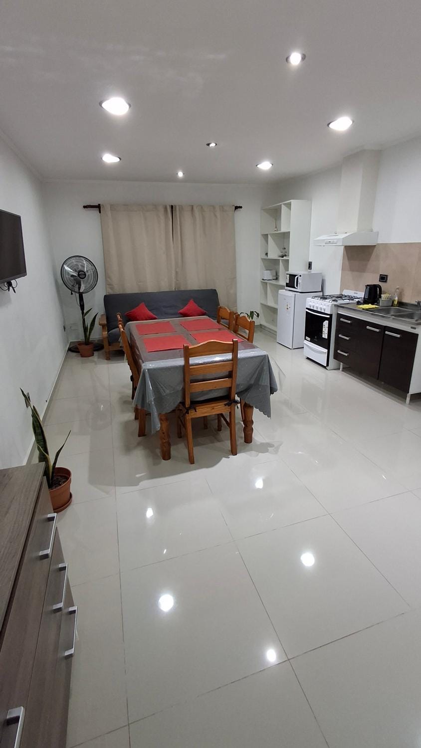 TV and multimedia, Kitchen or kitchenette, Dining area, microwave