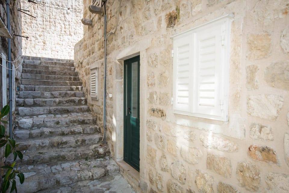 Property building, Facade/entrance, Day