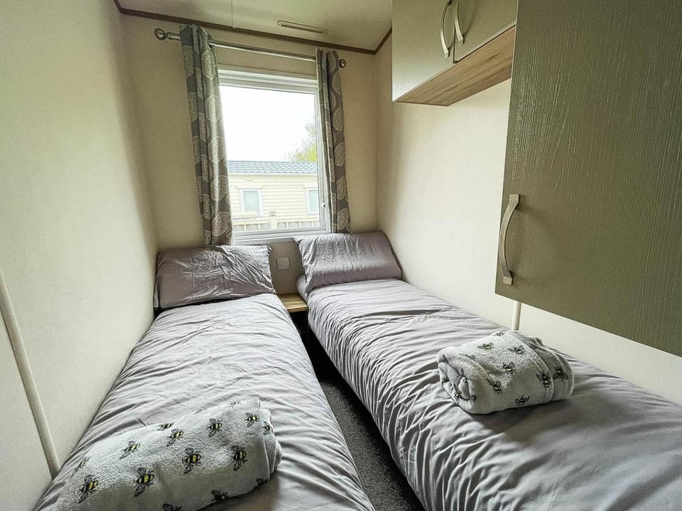 CaravanSleeps6-HotTub-Garden-WaterWonderland House in Tattershall