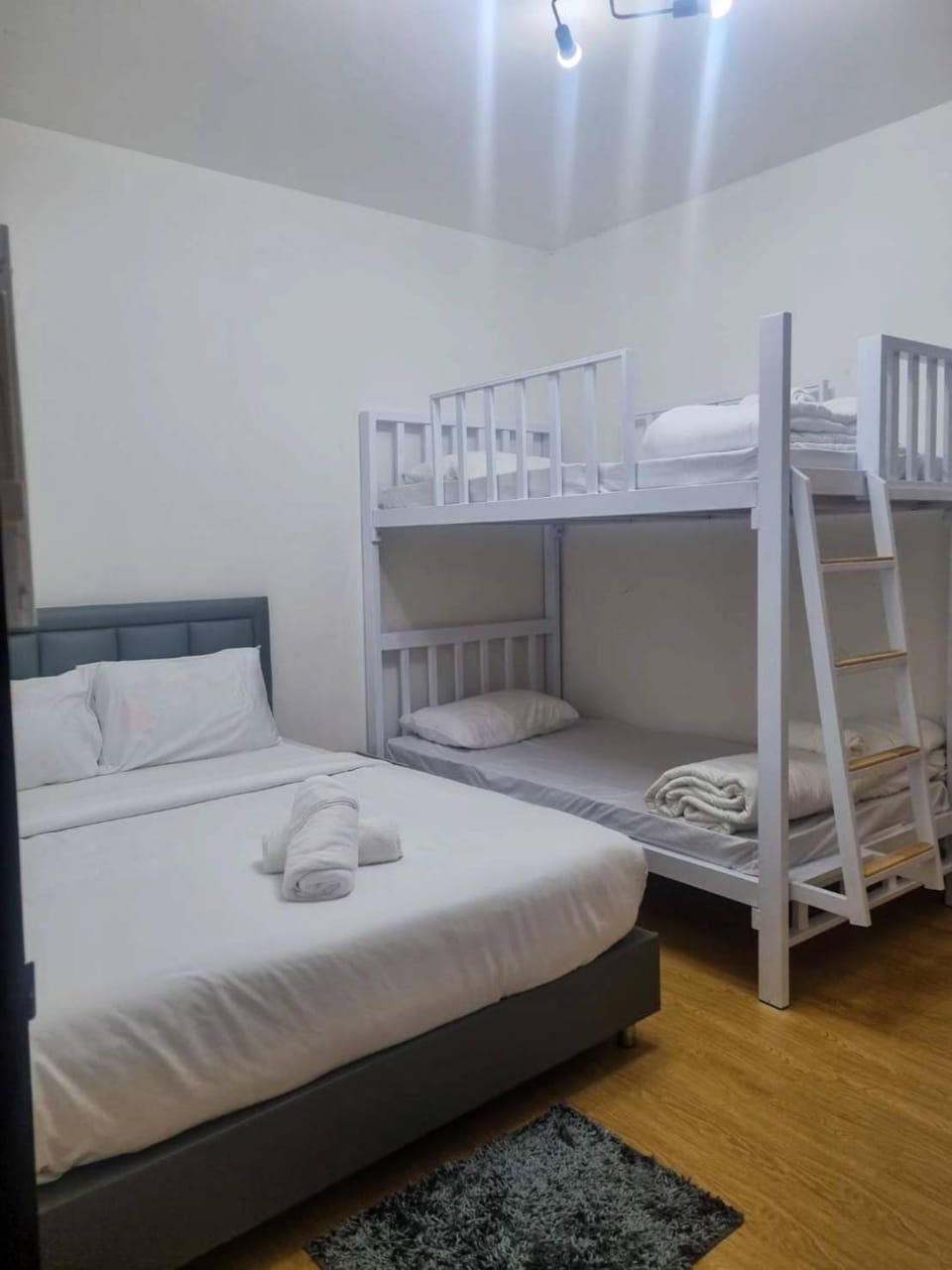 Bed, Bedroom, bunk bed, towels