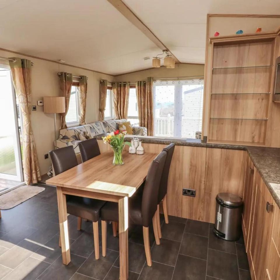 Kitchen or kitchenette, Seating area