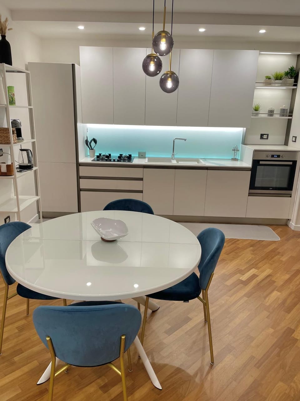 Kitchen or kitchenette, Dining area