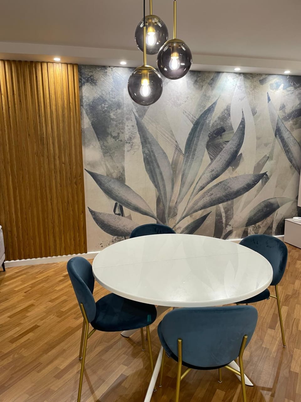 Decorative detail, Seating area, Dining area