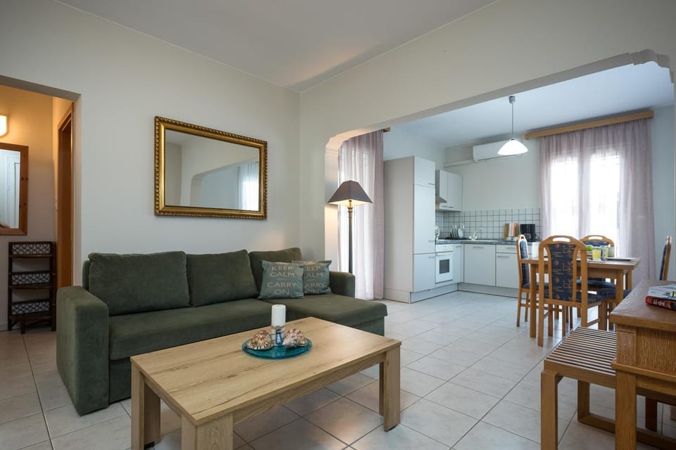 Kitchen or kitchenette, Living room, Seating area, Dining area