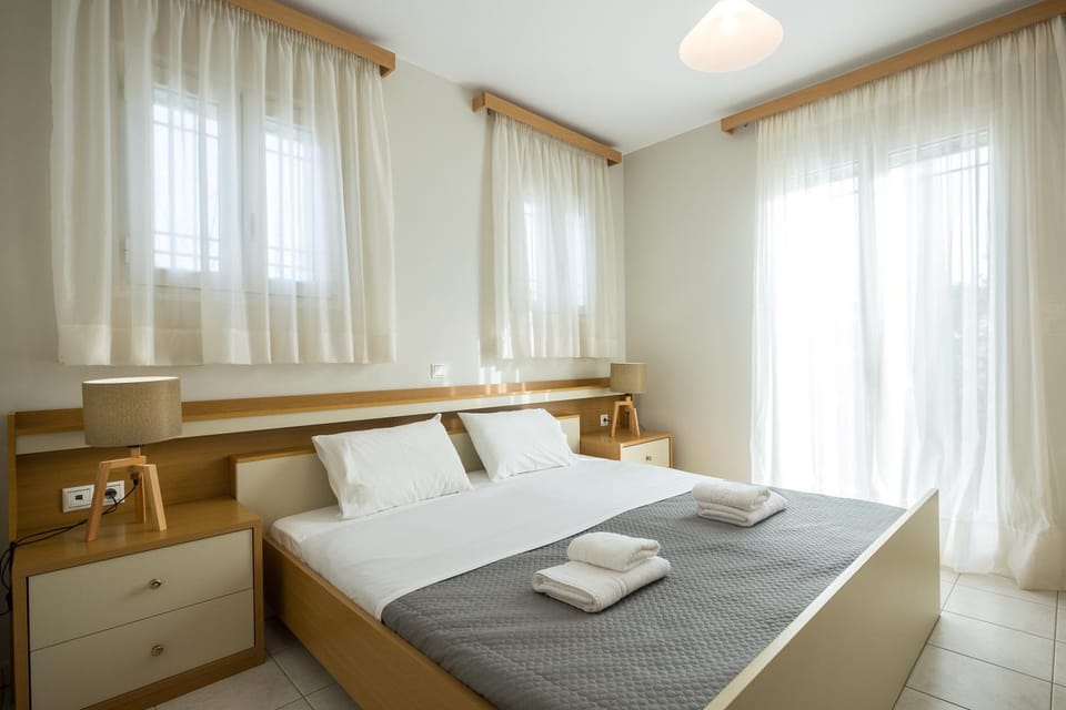 Bed, Photo of the whole room, Bedroom, towels