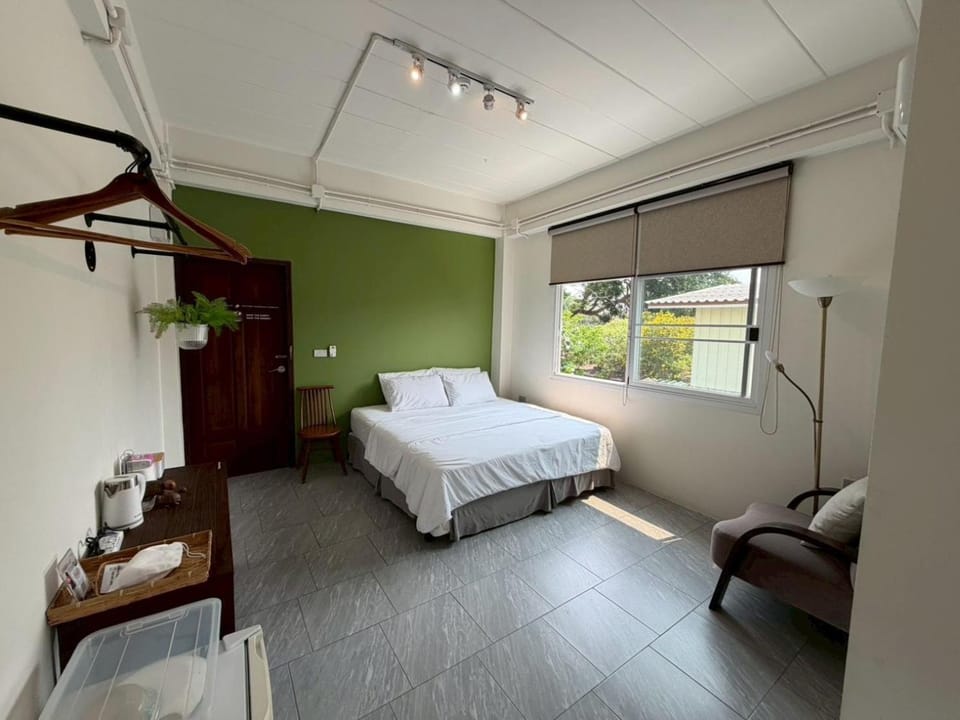 Photo of the whole room, Seating area, Bedroom