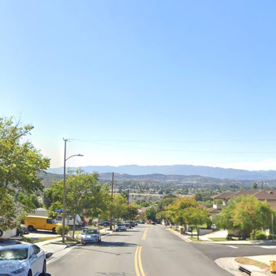 Day, Neighbourhood, Natural landscape, City view, Mountain view, Street view, Location