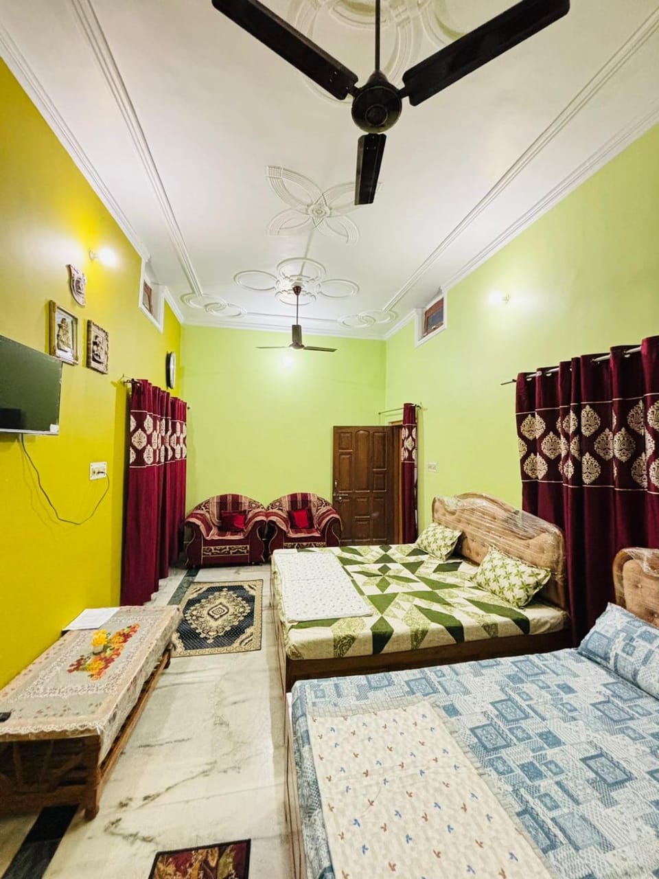 Bed, TV and multimedia, Living room, Seating area, Bedroom, fireplace