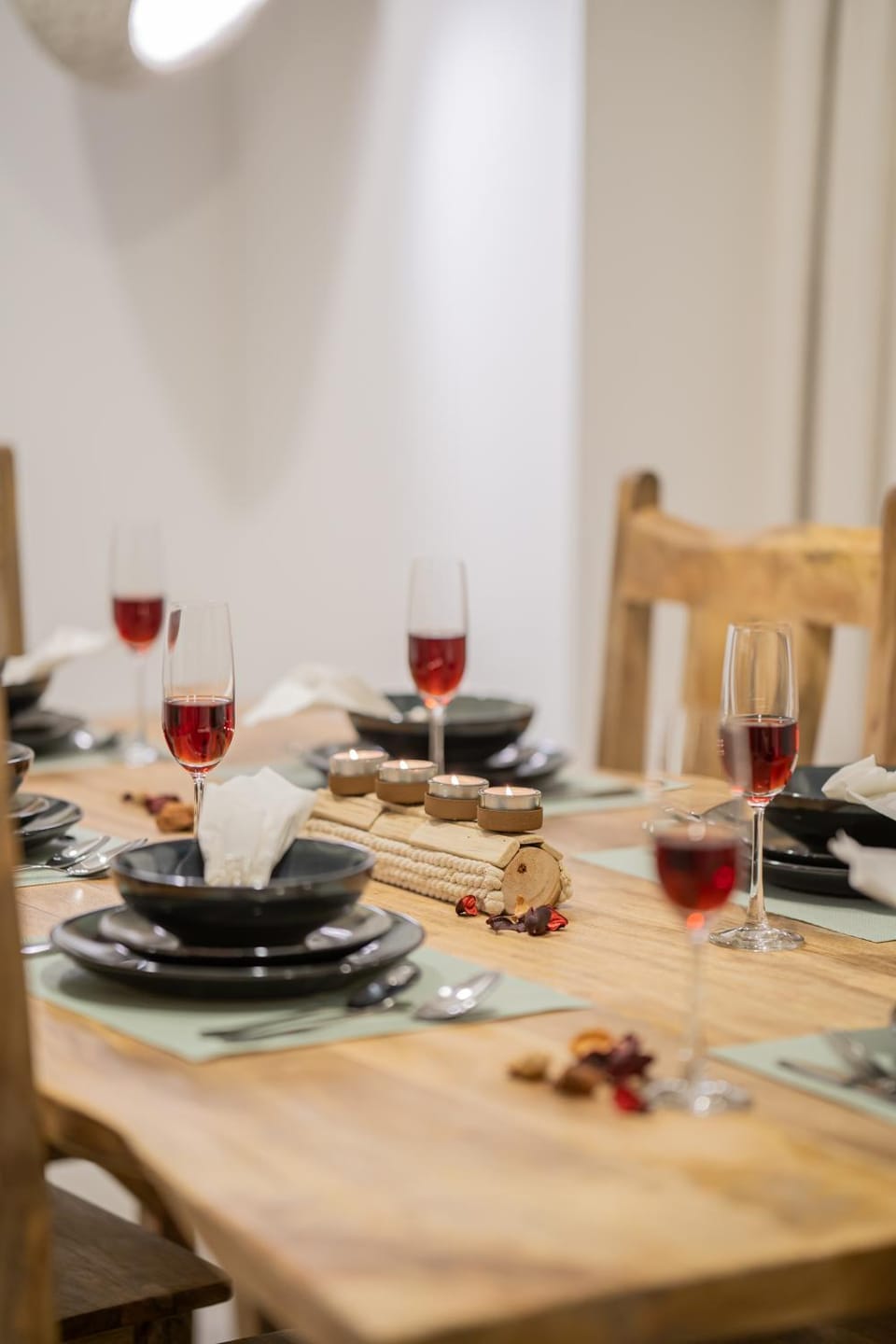 Food and drinks, Dining area, Food, Lunch, Dinner, Drinks, Alcoholic drinks