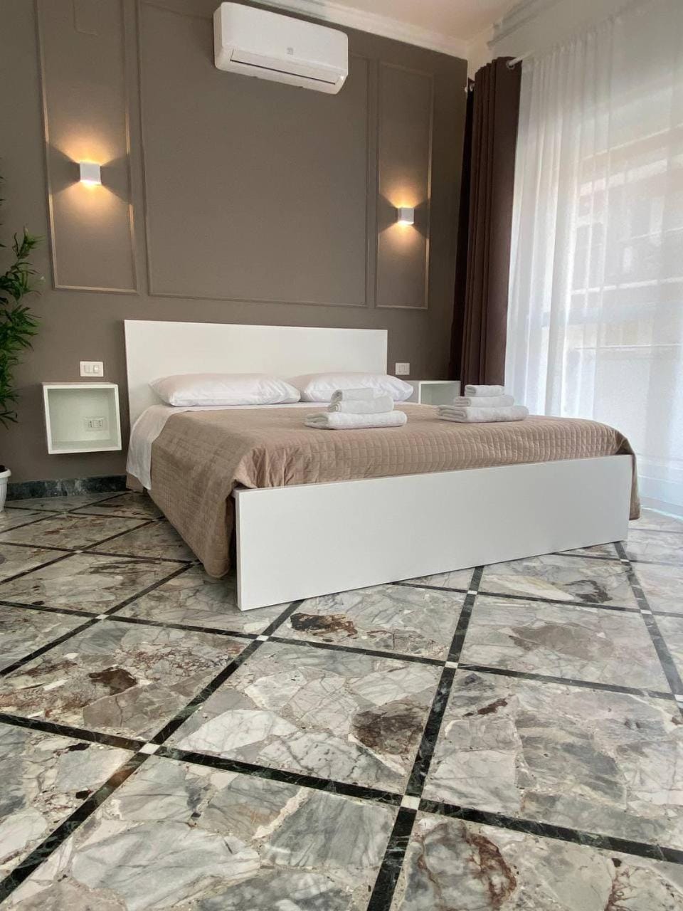 Bed, Living room, Photo of the whole room, Bedroom, air conditioner