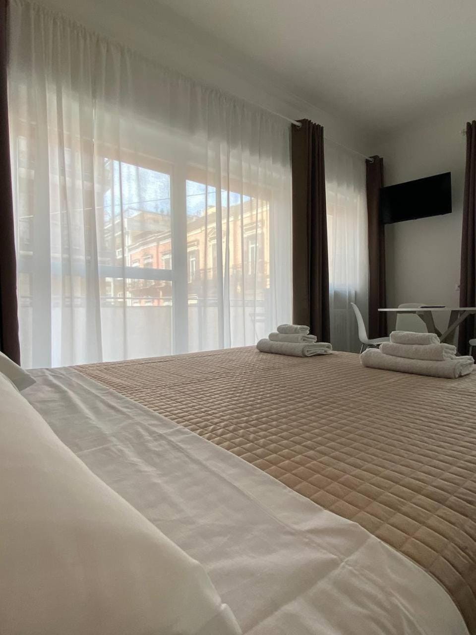 Bed, TV and multimedia, Photo of the whole room, Bedroom