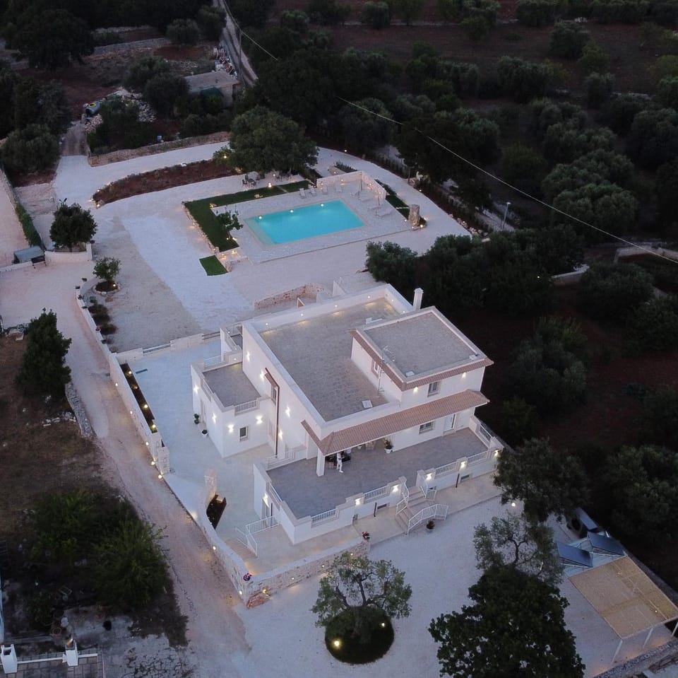 Property building, Day, Bird's eye view, Pool view, Swimming pool