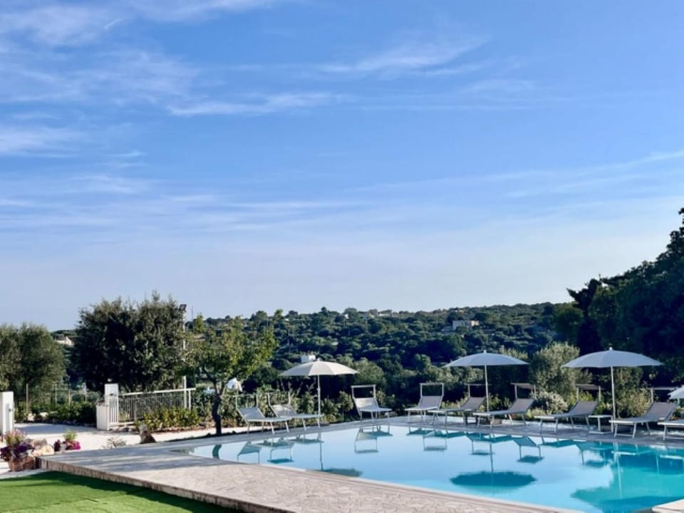 Swimming pool, sunbed