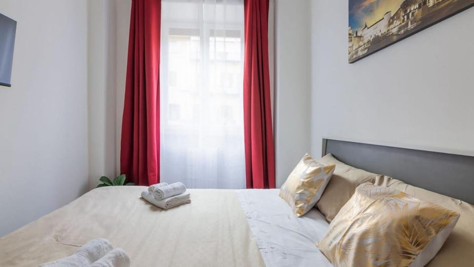 Bed, Photo of the whole room, towels
