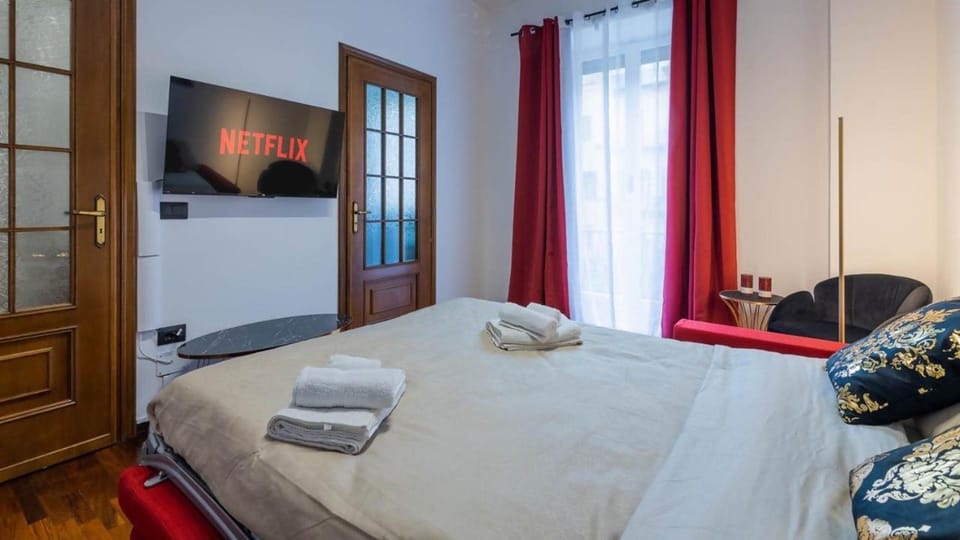 Bed, TV and multimedia, Photo of the whole room, towels