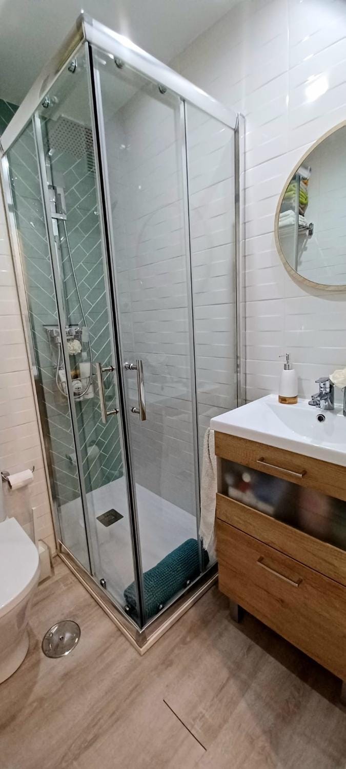 Shower, Toilet, Bathroom, towels