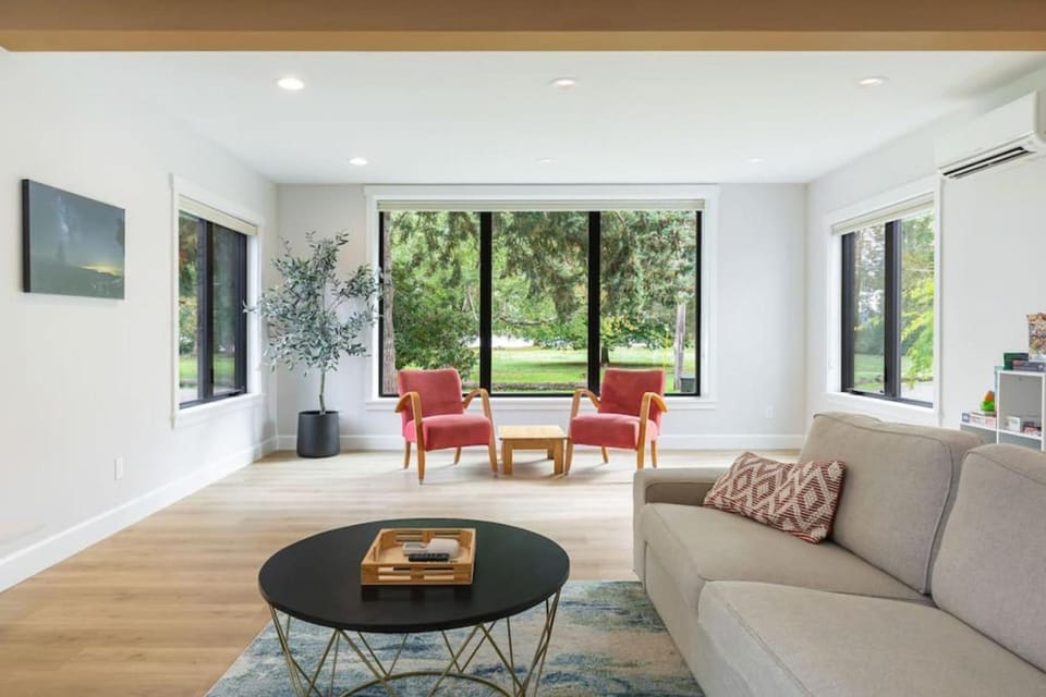 117 - Spacious and Bright Water View House in Lake City