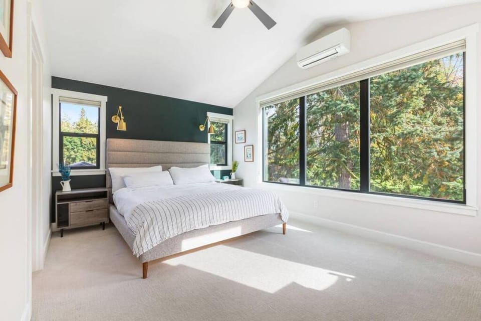 117 - Spacious and Bright Water View House in Lake City
