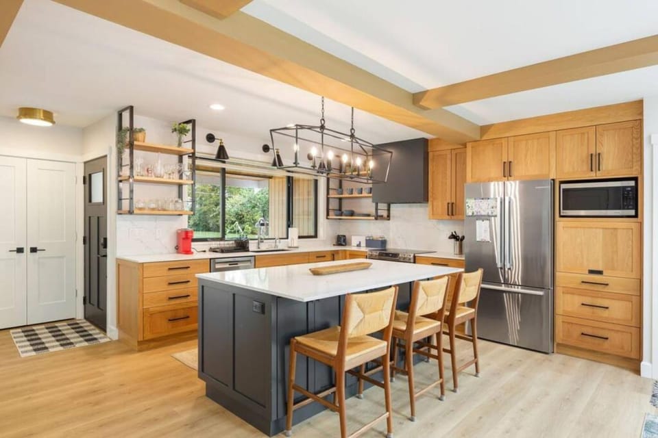 117 - Spacious and Bright Water View House in Lake City